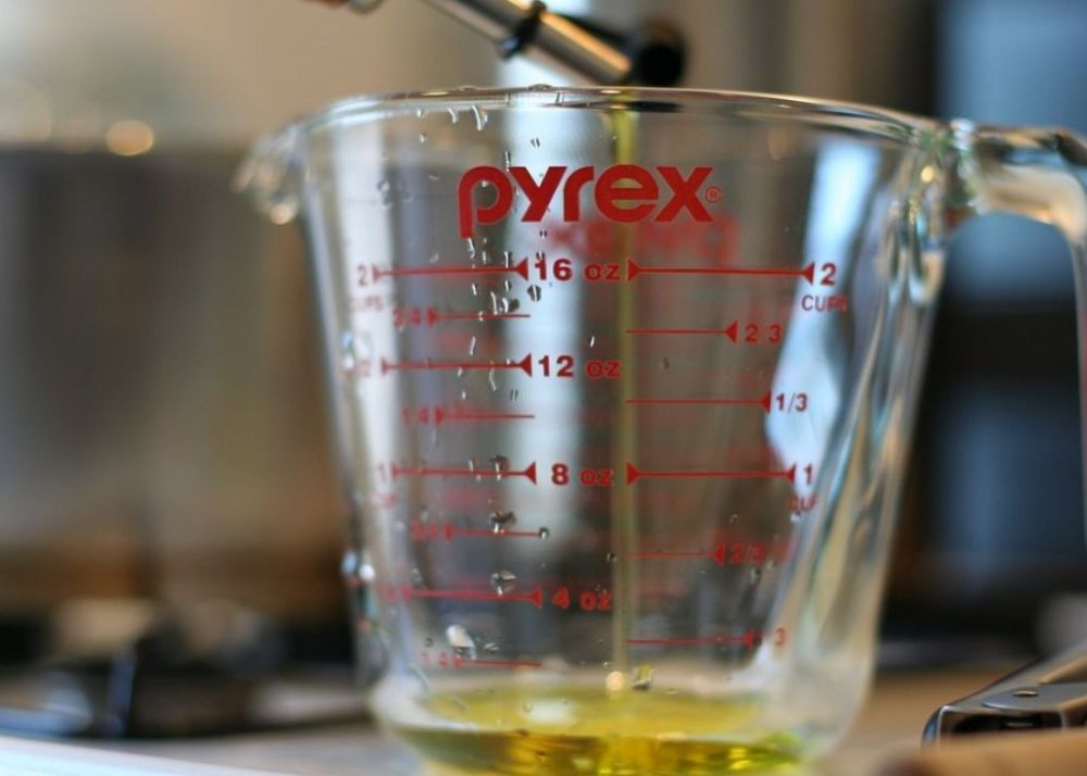 Стакан воды и стакан подсолнечного масла. 1/2 Стакана масла растительного это. 3/4 Стакана. Растительное масло в стакане. 2/3 Стакана масла растительного это.